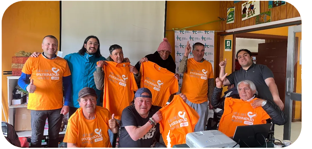 Un grupo de voluntarios con poleras del Día del Patrimonio Social
