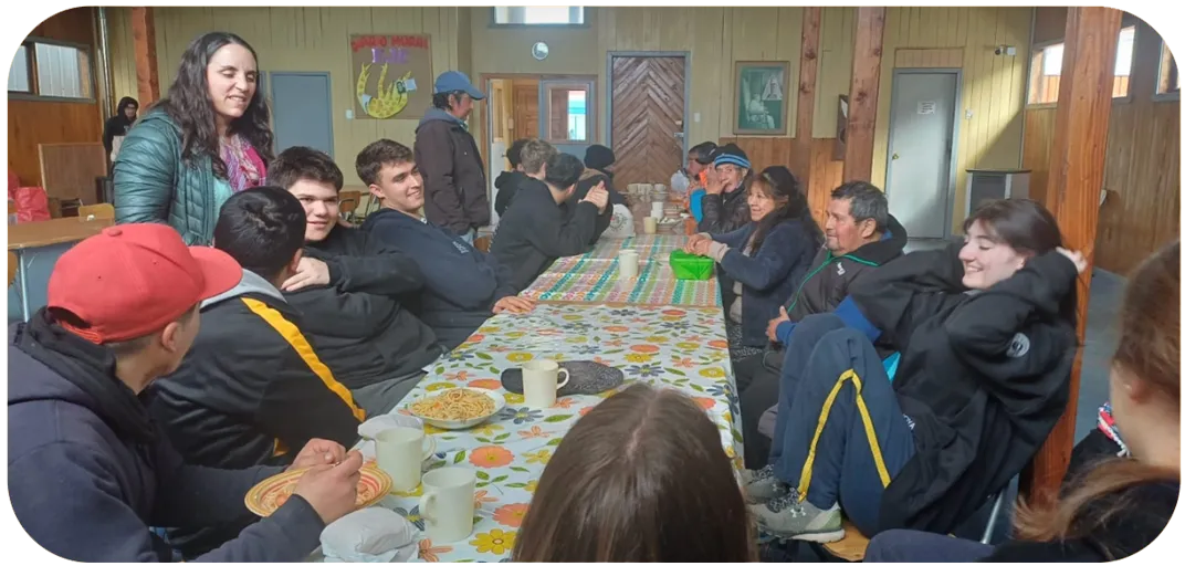 Una once comunitaria con jóvenes y vecinos
